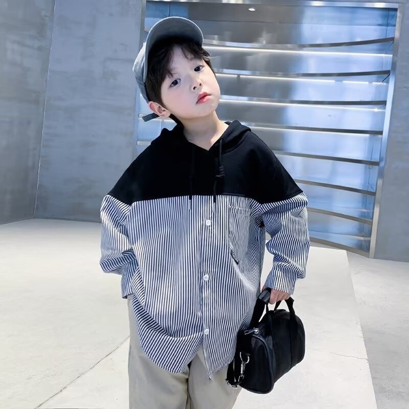 เสื้อเชิ้ตแขนยาวเด็กผู้ชาย มีการตกแต่งด้วยบล็อกสีด้านบนอย่างมีสไตล์