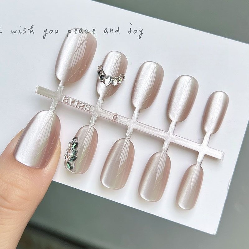 กาวฟรี White Cat Eye เล็บปลอมสั้นรูปร่างอัลมอนด์สั้นรูปไข่กดบนเล็บด้วยกาว 3d Rhinestone Design
