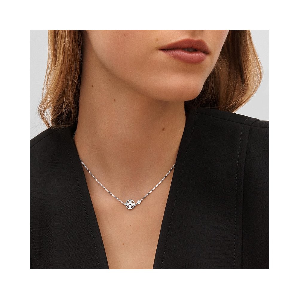 สร้อยข้อมือพร้อมจี้ LOUIS VUITTON แบบ Idylle Blossom