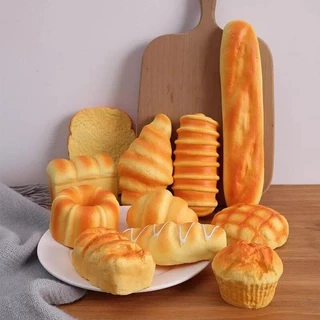 ThaiJOY บีบขนมปังของเล่น Super Soft ขนมปังสร้างสรรค์ ของเล่นสกุชชี่ สกุชชี่ สกุชชี่ Squishy ของเล่นบีบอัด ขนมปังตลกผู้ใหญ่ความเครียดบรรเทา Sensory สําหรับ Play House เกมหน้าต่างตู้ Decorario