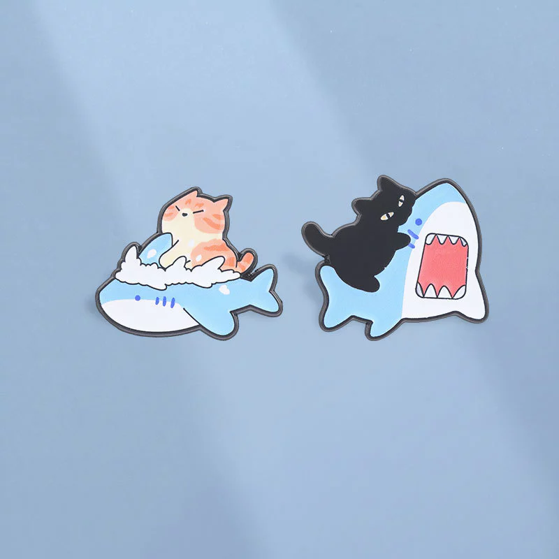 แมวน่ารัก Shark Enamel Pins ตลกสีส้มสีดําแมวเข็มกลัดการ์ตูนสัตว์ป้ายเสื้อผ้าอุปกรณ์เสริมของขวัญสําหรับเพื่อน