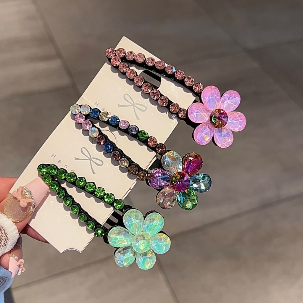 กิ๊บรังสีสวยงาม มีคริสตัลด้านข้าง เสริมความโดดเด่นให้ทรงผมของคุณ