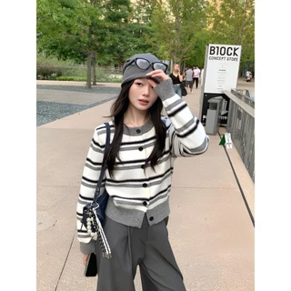 PUDDING พร้อมส่ง เสื้อแขนยาว คาร์ดิแกนไหมพรม คอกลม ดีเทลแต่งลายทางสีพื้นผ้านุ่มนิ่มๆ-W-K086
