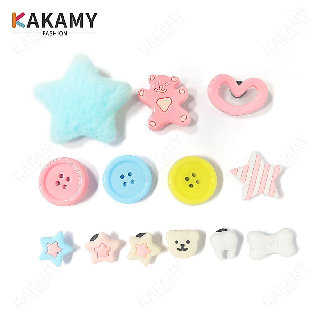KAKAMY ใหม่ล่าสุดรองเท้าแตะอุปกรณ์เสริม สไตล์การ์ตูนน่ารัก ของตกแต่งรองเท้ารูเจาะ สามารถติดบนรองเท้าได้ตามต้องการ