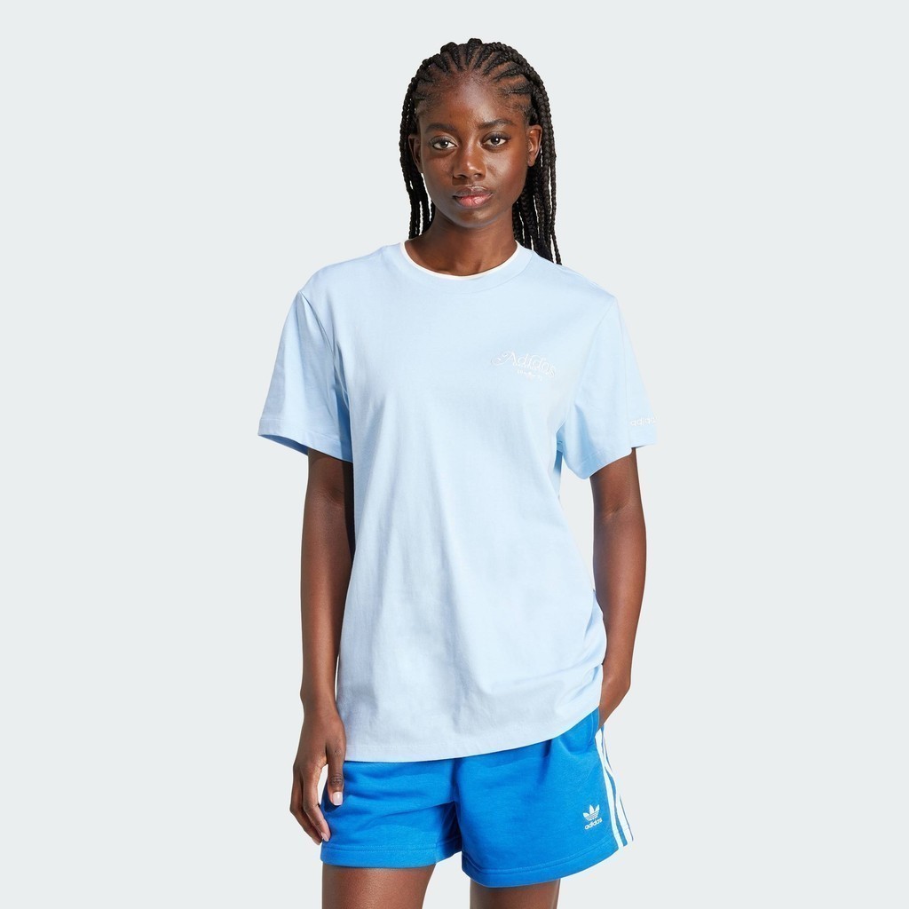 adidas ไลฟ์สไตล์ เสื้อยืดทรงหลวมพิมพ์ลาย ผู้หญิง สีน้ำเงิน IZ0107