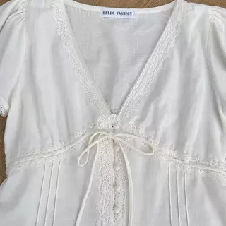 Colette top : เสื้อคอวีแขนสั้น แต่งลูกไม้ กระดุมปั้ม เย็บตีเกล็ดช่วงตัว ต้อกสามารถรูดปรับได้ KN.Clothes