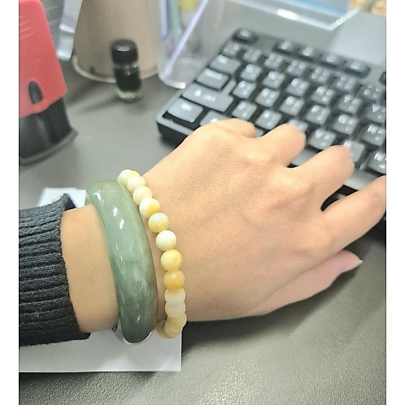 กำไลหยก Jade Type A แท้ เนื้อใสติดเขียวแสงส่องผ่านทะลุ ติดชั้นหินหยก แบ่งขาย ไซส์ 52 ซื้อมา 550 บาท และสีอื่นๆ