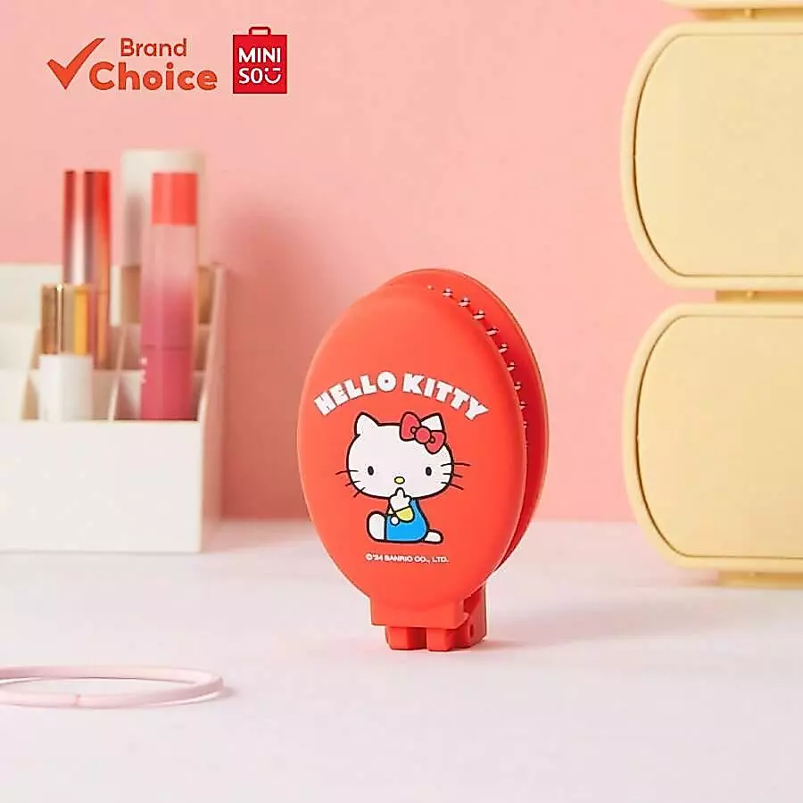 MINISO ซีรีส์เฮลโลคิตตี้ - กระจกและหวี 2-in-1 แบบพกพา พับได้ ขนาด 9 ซม. × 5.5 ซม. (สีแดง/ขาว)