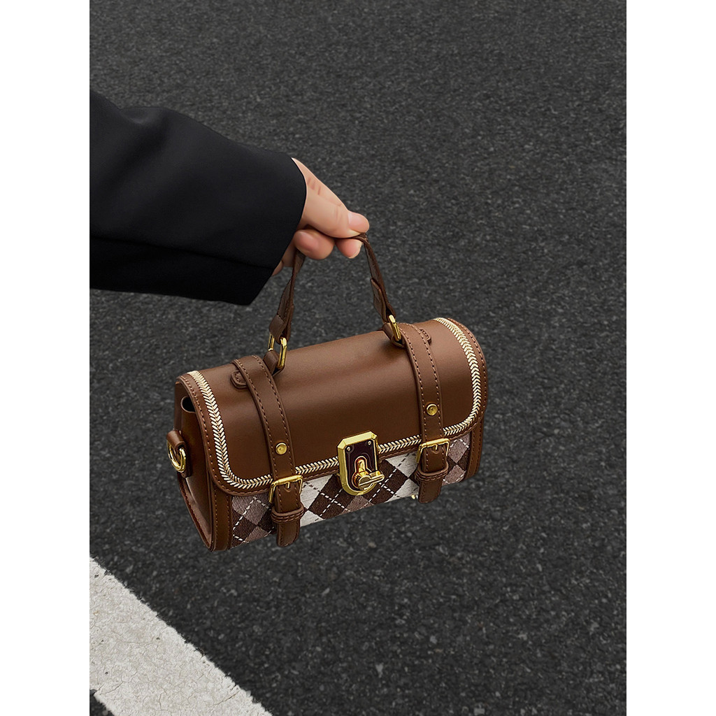 Thailand Lyn Brand Retro Messenger Bag ขนาดกะทัดรัด ยอดนิยมในฤดูใบไม้ผลิและฤดูร้อนปี 2025 พร้อมกล่อง