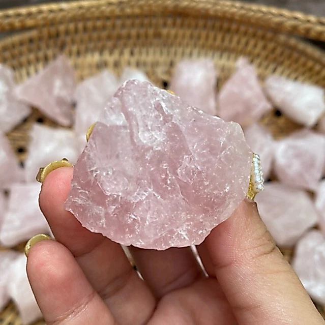 ‼️พร้อมส่งใน🇹🇭‼️Rose quartz โรสควอตซ์ดิบ ช่วยส่งเสริมความรักความเมตตา, เสริมเสน่ห์ให้ผู้ครอบครอง ขนาดหิน 2-5 ซม