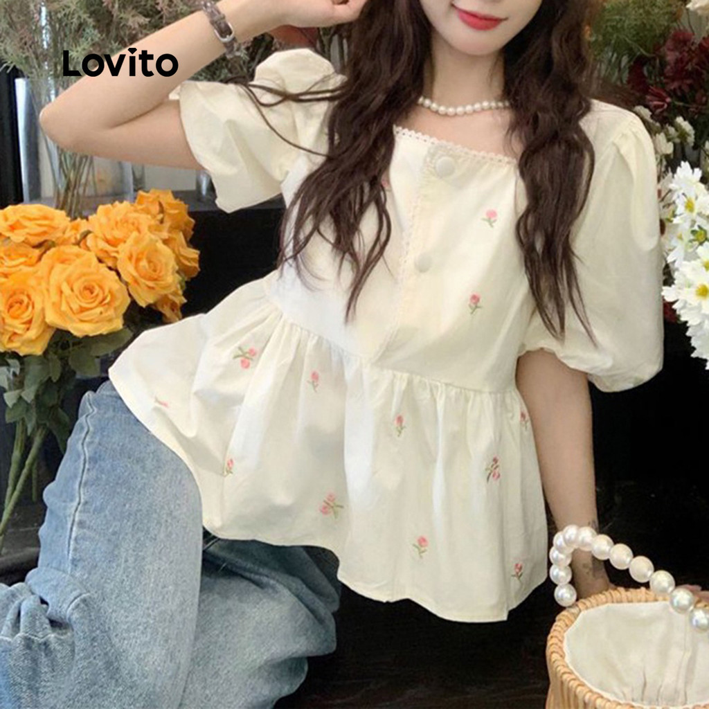 Lovito วันหยุด เสื้อเบลาส์ทรงหลวมน่ารัก ลายดอกไม้เล็กๆ คอระบายติดกระดุม แขนพอง สำหรับผู้หญิง L73AD004