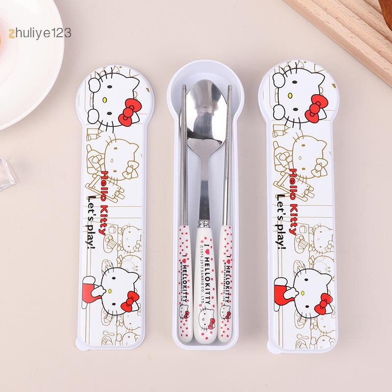 <zhuliye123> Kawaii Hello Kitty ตะเกียบช้อนส้อม Sanrio KT แมวบนโต๊ะอาหารชุดแบบพกพาอาหารเย็นสําหรับเด