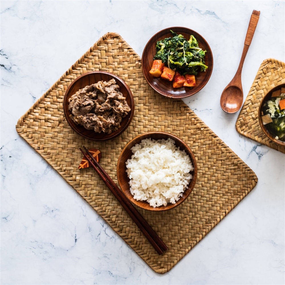 แผ่นรองจาน ผลิตจากผักกระจูด ถักทอแบบธรรมชาติ ขนาด 30x45cm ทนความร้อน ของแต่งบ้าน