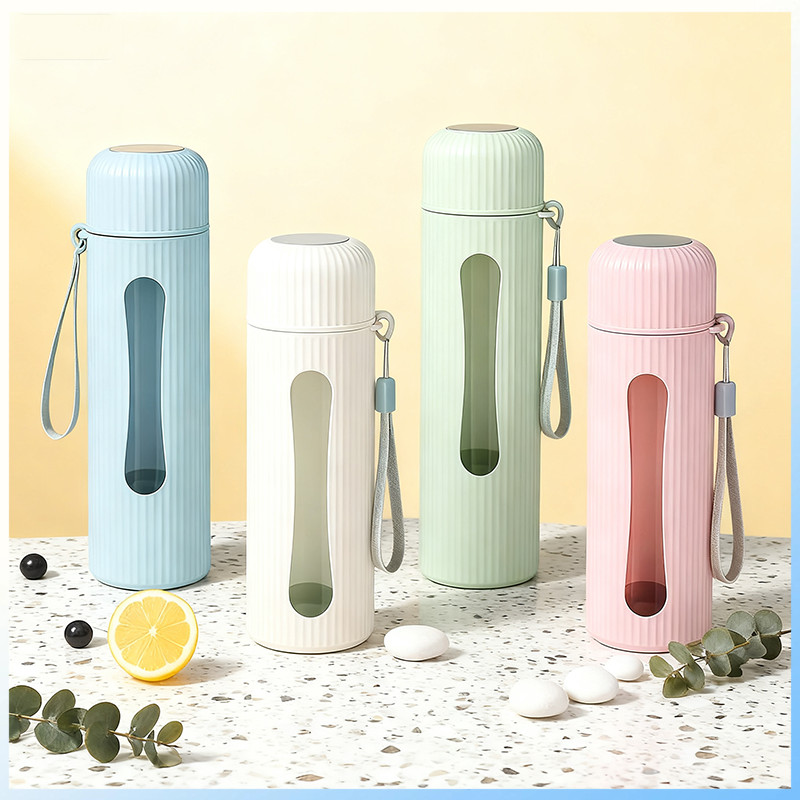 กระจกน้ำแก้วขนาด 400ml ที่ออกแบบมาสวยงามด้วยลายตัวและมีถุงพันสายสีเทาเพื่อความง่ายในการถือและพกพา