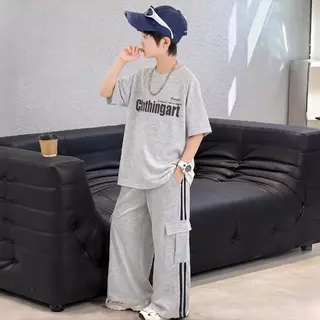 ชุดเด็กผู้ชาย: เสื้อยืดแขนสั้นพิมพ์ลายตัวอักษรภาษาอังกฤษ + กางเกงคาร์โก้ สไตล์เกาหลีทันสมัย ​​สวมใส่สบายและดูสปอร์ต