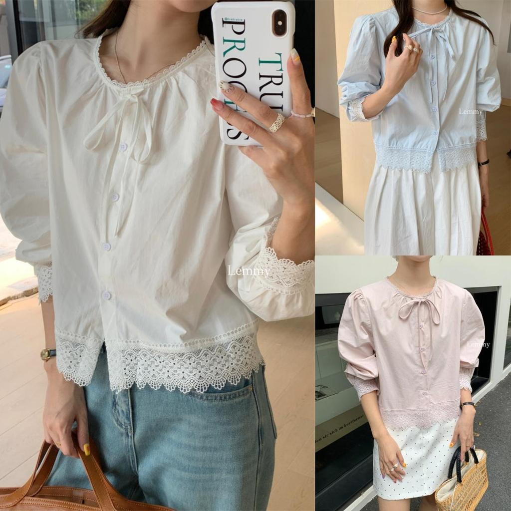 Chili Koko เสื้อเชิ้ตแขนโคมไฟผ้าลูกไม้ปะติด เสื้อตัวใหม่ เสื้อเชิ้ตแขนพองถักโครเชต์ลูกไม้คอกลมผูกโบว์ 99230