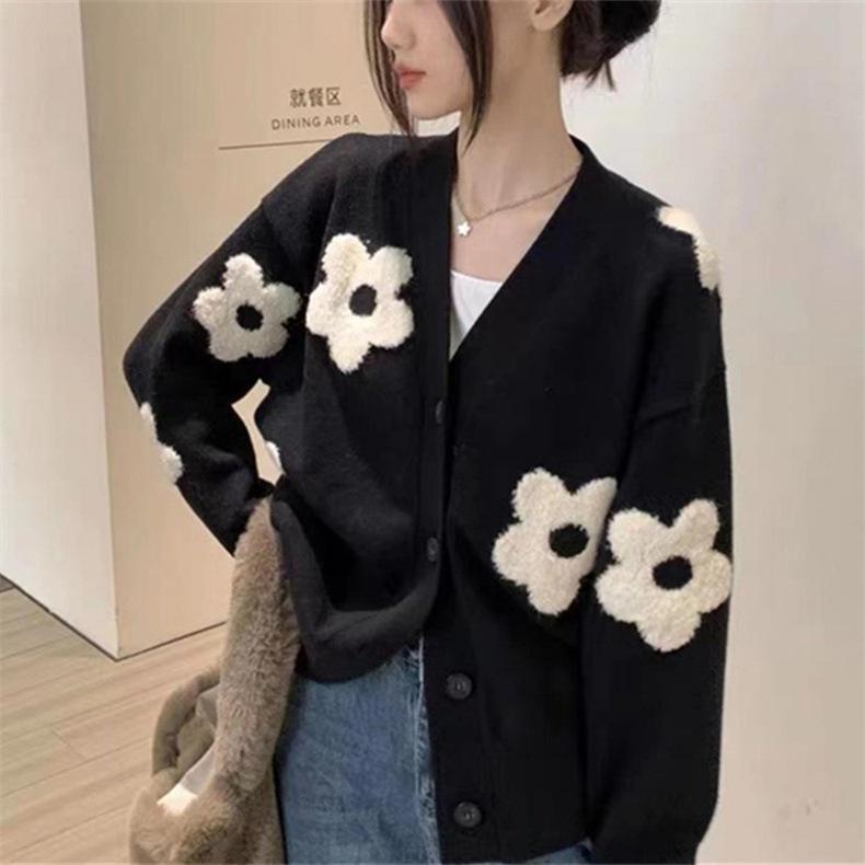 (ส่งจากกรุงเทพ) เสื้อสเวตเตอร์ถักสไตล์ขี้เกียจผู้หญิงสีดำสลิมลำลองปักดอกไม้สามมิติเสื้อคาร์ดิแกนคอวีปัก