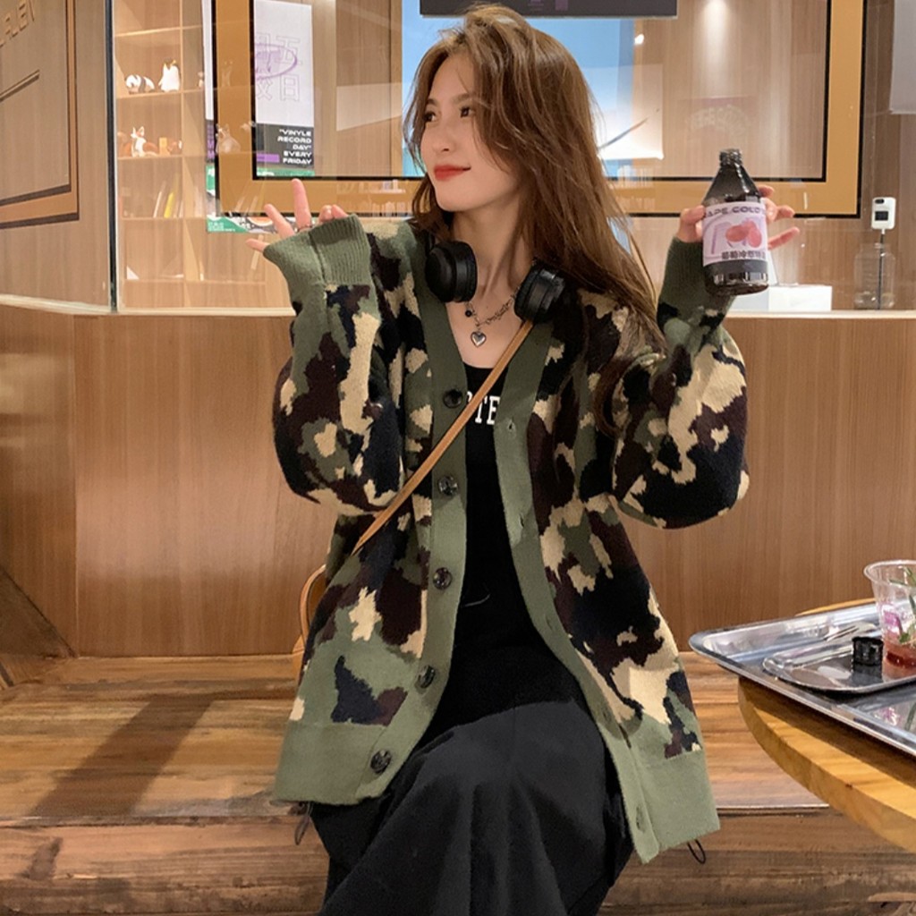 Camouflage เสื้อสเวตเตอร์สำหรับผู้หญิง ฤดูใบไม้ร่วง 2025 ทรงกระชับ คอ V หลวม สไตล์ทันสมัย (014H2)