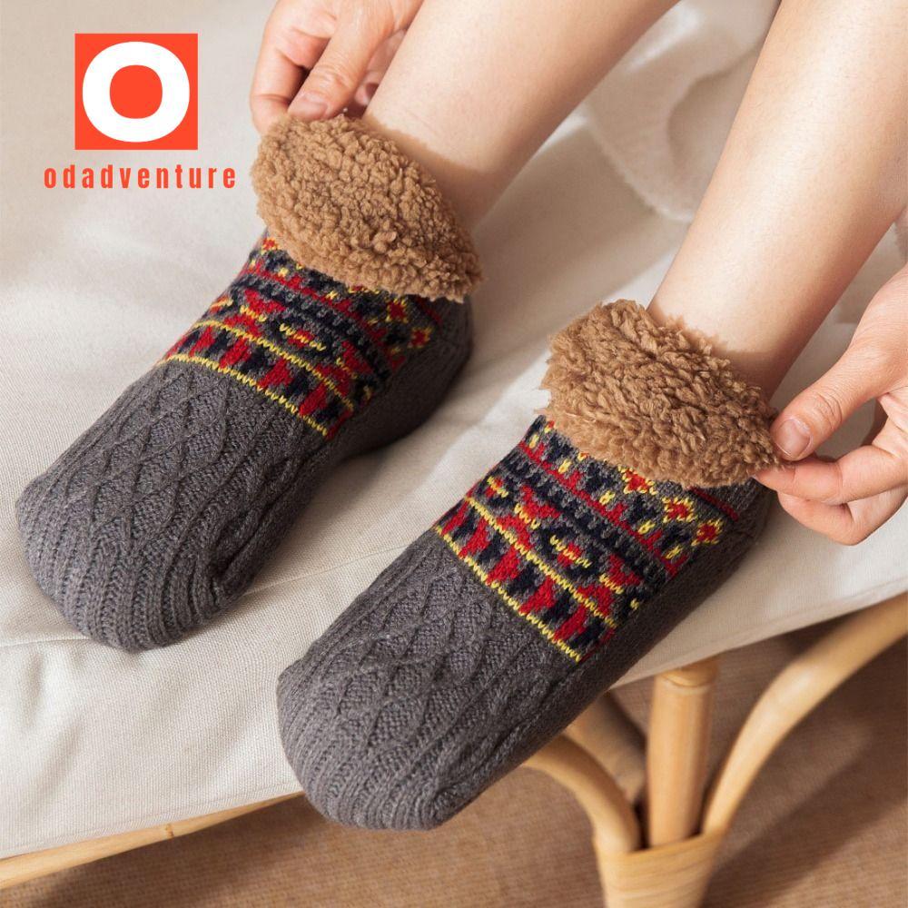 ผลิตภัณฑ์รองเท้าและถุงเท้าหลากหลาย: รองเท้าชั้นฤดูหนาว, ถุงเท้านอนลายตุ๊กตา, รองเท้าแตะบ้านกันลื่น, และถุงเท้าขนแกะ