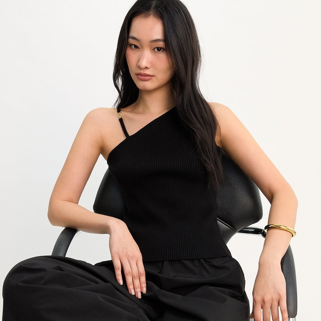 [Pomelo] เสื้อกล้ามถักดีเทลเปิดไหล่ข้างเดียว / Ribbed One Shoulder Tank Top