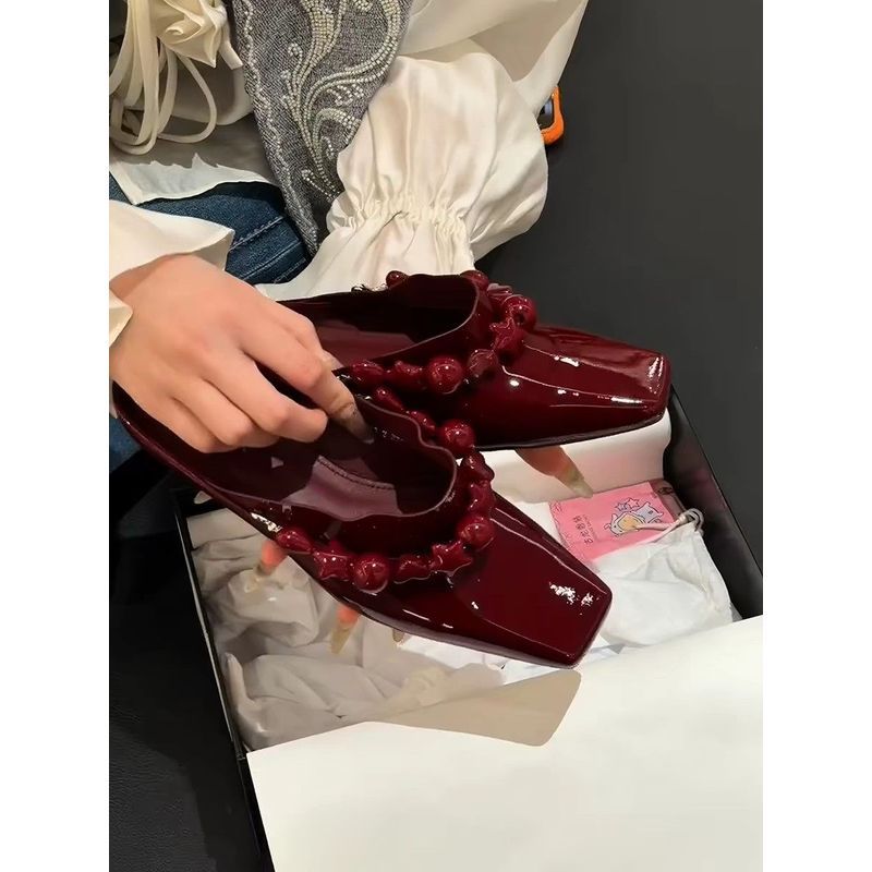 新款半拖鞋珍珠装饰包头拖鞋女夏季外穿漆皮方头坡跟懒人红色拖鞋2607023 New style half-slippers with pearl decoration, women's summer 