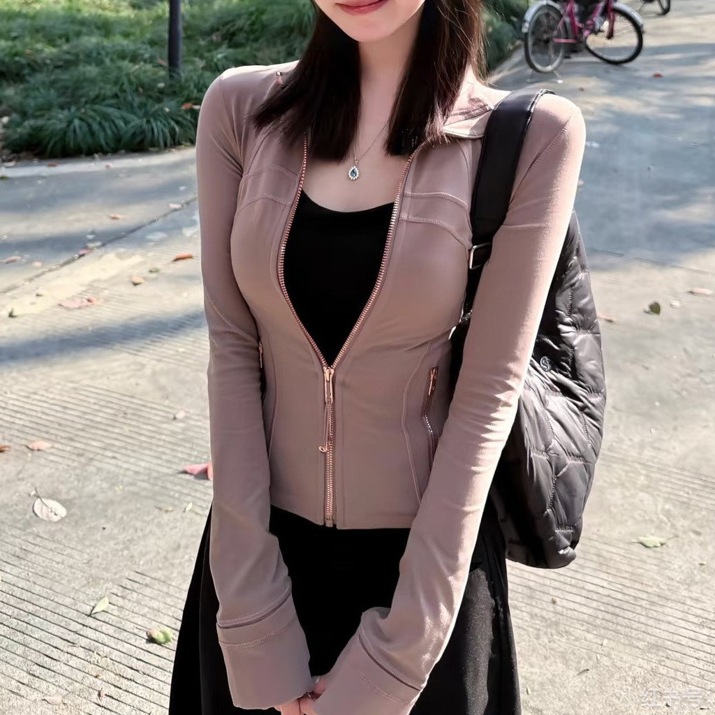 Women Define Slim-fit Yoga Short Jacket เสื้อกีฬายืดหยุ่นสูง Lulu