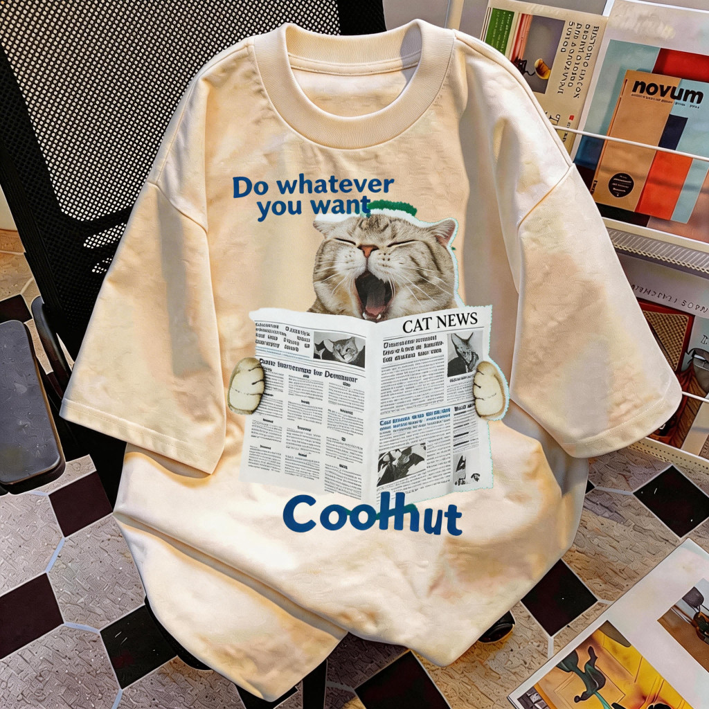 TEE·SHOP🍀เสื้อยืด เสื้อเท่ๆ เกาหลี " Yawning Newspaper Cat " เสื้อแฟชั่นใ เกาหลีสไตล์ พิมพ์ลาย ผ้านิ