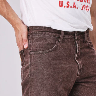 WRANGLER กางเกงยีนส์ผู้ชาย คอลเลคชั่น Beyond Denim เอวกลาง ทรงตรง รุ่น WR F126MMWZN28 สีน้ำตาล