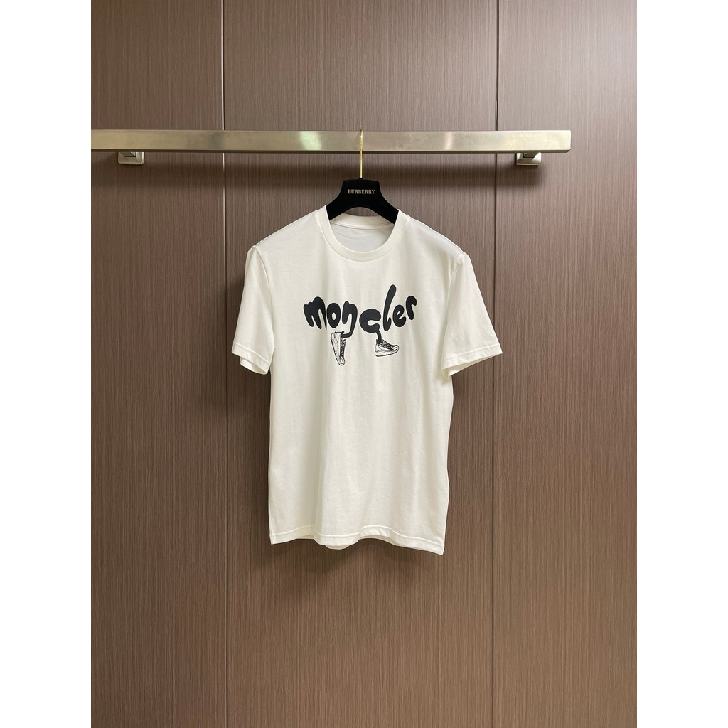Moncler/Moncler 2026 คลาสสิกรอบคอแขนสั้นเสื้อยืดผู้ชายผู้หญิงหนาใหม่สไตล์สบายฤดูใบไม้ผลิแฟชั่นสไตล์ต