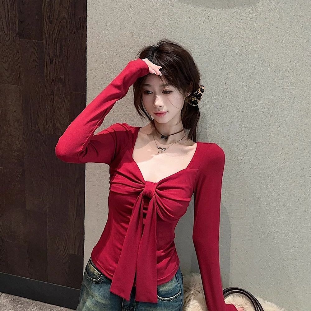 Sweet Spice Girl สไตล์ Niche Bow คอวีสีแดงเสื้อยืด Sweet Spice Girl สไตล์ Niche Bow V คอสีแดงเสื้อยื