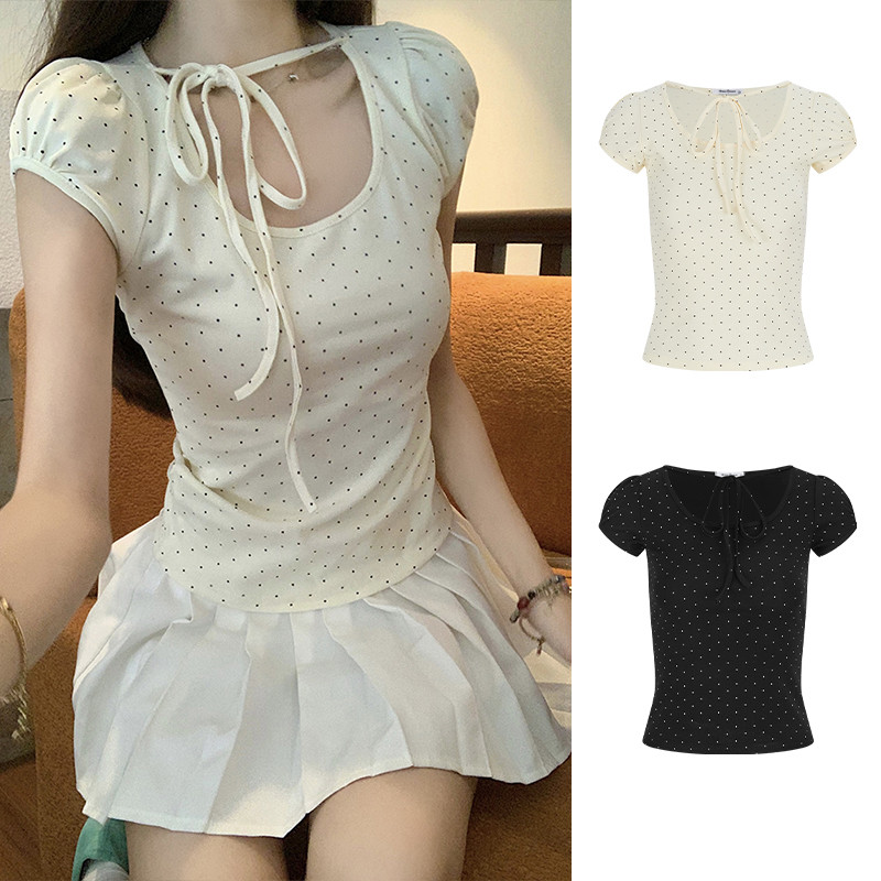 <Moss Queen> เสื้อยืดแขนสั้นคอยูลายจุดสีดําดีไซน์ผูกเชือกเสื้อทรงเข้ารูปฤดูร้อน