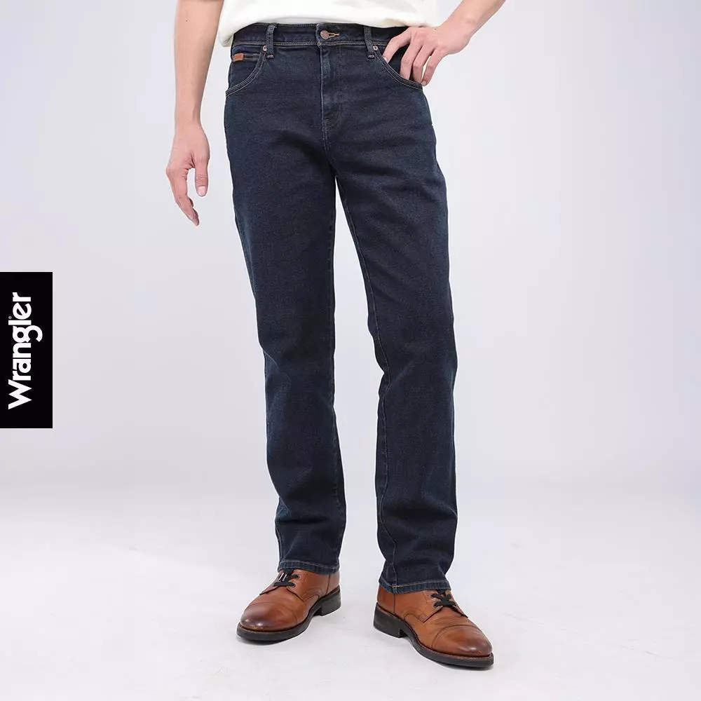 WRANGLER กางเกงยีนส์ผู้ชาย คอลเลคชั่น Beyond Indigo เอวกลาง ทรงตรง รุ่น WR S326MTEXF13 - สียีนส์เข้ม