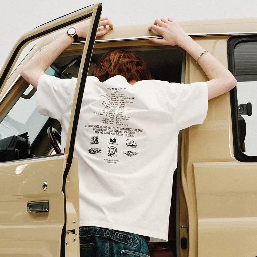 714street เสื้อพิมพ์ลายตัวอักษรด้านหลัง unisex ทําจากผ้าฝ้ายแท้และเสื้อแขนสั้นคอกลมระบายอากาศ