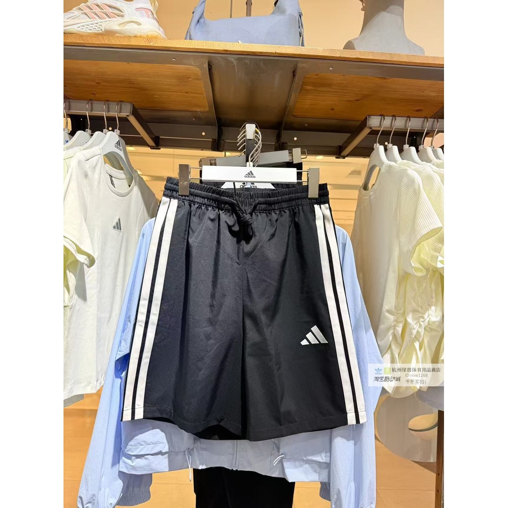 Adidas ของแท้ Adidas กางเกงขาสั้นแห้งเร็วทอสามลายทาง 2026 กางเกงครอปผู้ชายฤดูร้อน JE6436