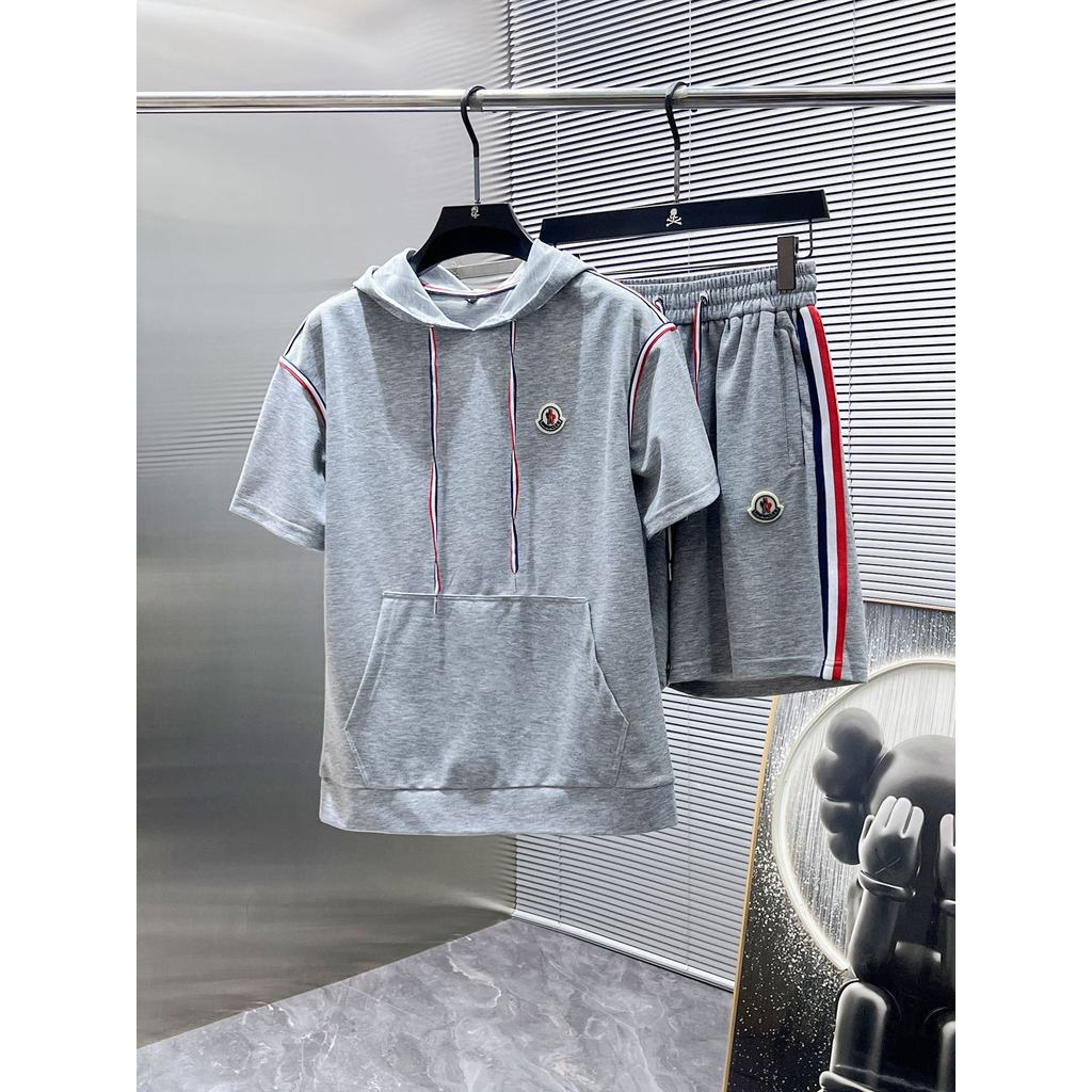 Moncler/Moncler 2026 ต้นฤดูใบไม้ผลิสไตล์ใหม่เสื้อยืดแขนสั้นผู้ชายสไตล์ผู้หญิงสไตล์คู่ Raglan แขนทุกว