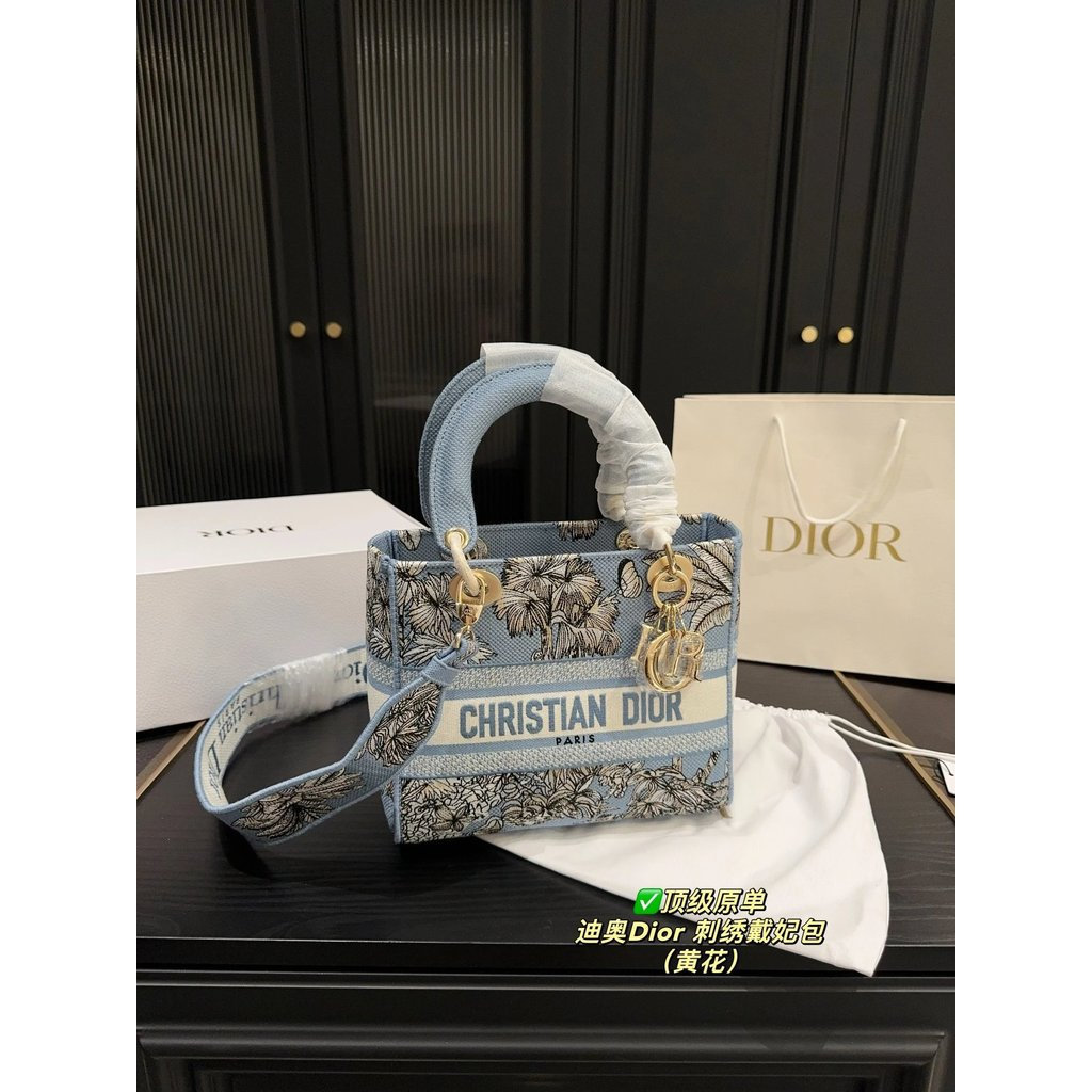 Dior lady Dior lady Dior กระเป๋าดอกไม้สีฟ้าปักใต้วงแขนกระเป๋า CD กระเป๋าถือนาฬิกาข้อมือกระเป๋าเครื่อ