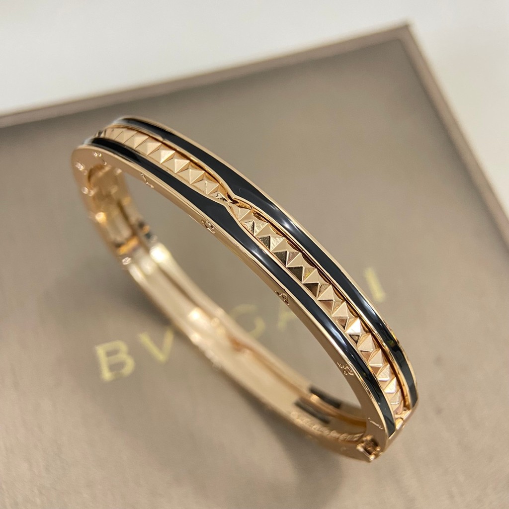 Bvlgari (Bulgari) Elegant Pyramid Texture สร้อยข้อมือเคลือบสีดํา Sleek Metal Wrist Cuff สร้อยข้อมือคลาสสิก High-End แฟชั่นอุปกรณ์เสริมเหมาะสําหรับ Commute Travel งานแต่งงาน Occasion Nice