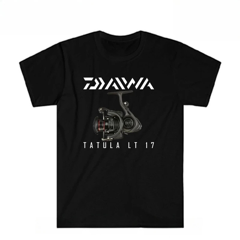 เสื้อยืดคอตตอนลายกราฟิก Daiwa Tatula Spinning Reel สำหรับทุกเพศ เหมาะสำหรับผู้ที่ชื่นชอบการตกปลา เสื้อยืดคอกลมคุณภาพสูง