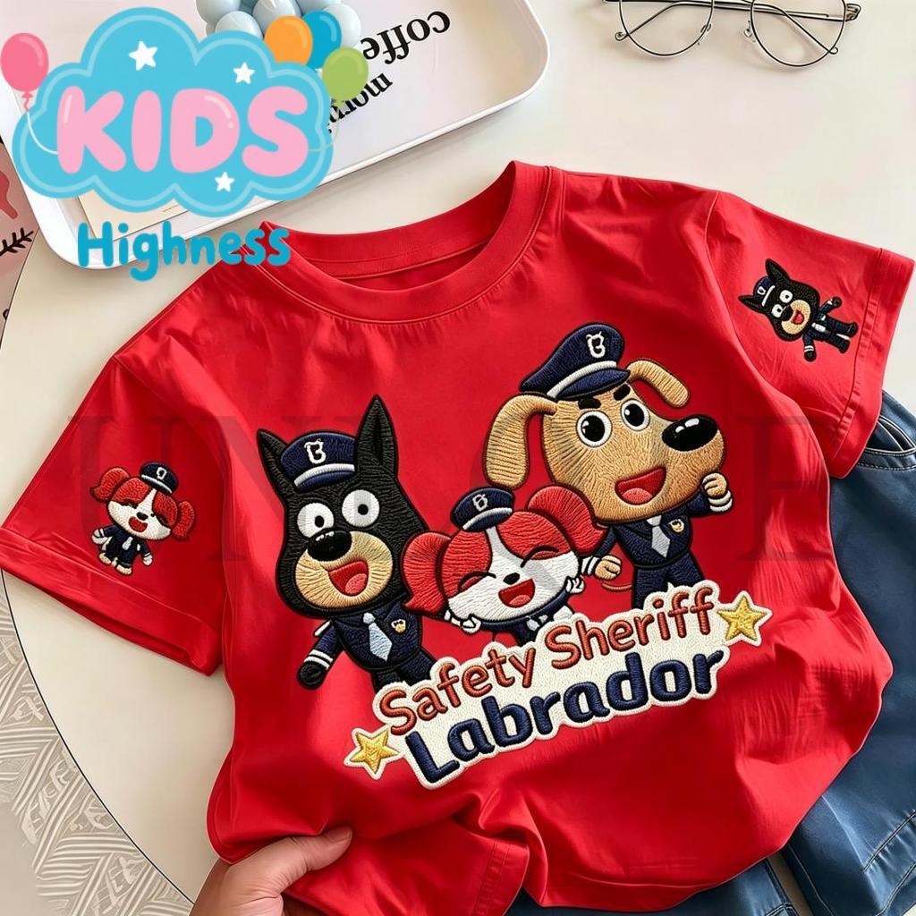 เสื้อยืดเด็กสีขาว ลายสุนัขตำรวจ Safety Sheriff Labrador ปักผ้ากลุ่มสัตว์ตำรวจสามตัว มีดาวและข้อความภาษาอังกฤ