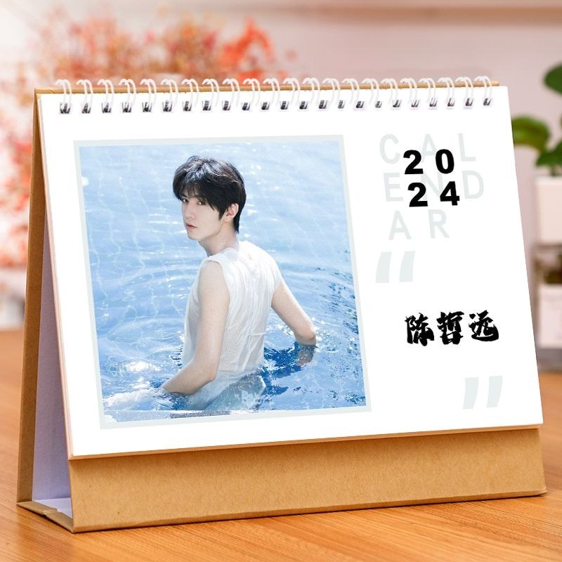 เฉิน เจ้อหยวน ปฏิทินตั้งโต๊ะ 2026 ปฏิทินตารางภาพด้านเดียวเดสก์ท็อปตกแต่งสนับสนุน สินค้า ของขวัญที่ระลึก#现货陈哲远台历2026年日历单面写真摆台桌面装饰应援周边纪念礼物8/13