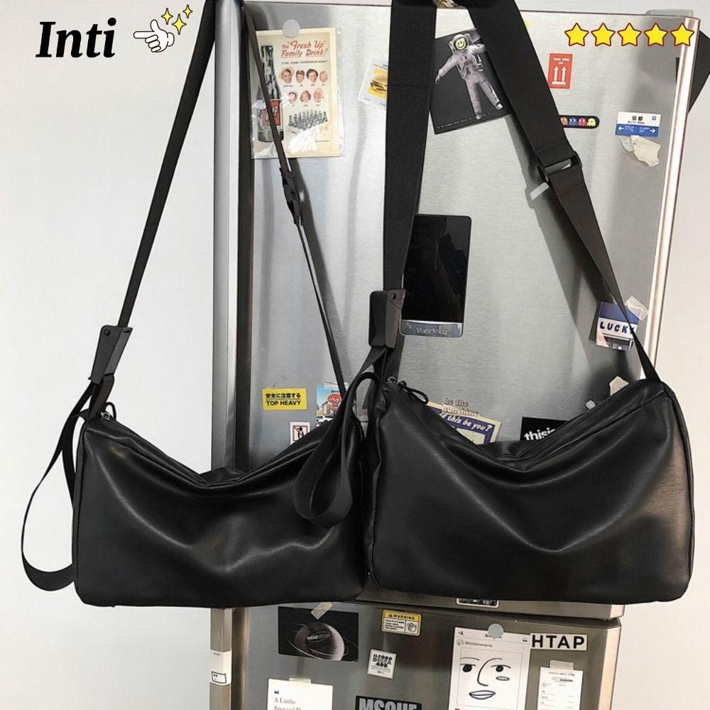 INTI กระเป๋าสะพายหนังPUนุ่ม สีดำ มีปริมาณเก็บของเยอะ เหมาะสำหรับผู้ชายและผู้หญิง