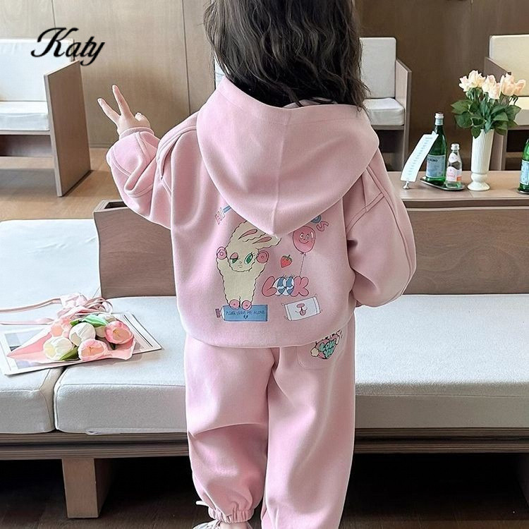 พร้อมสต็อก เกาหลีรุ่นแฟชั่นสาวชุดกีฬาฤดูใบไม้ร่วง 2025 สไตล์ใหม่แฟชั่นเด็กสาวทารกฤดูใบไม้ร่วงเสื้อผ้าเสื้อกันหนาวคลุมด้วยผ้าชุดสองชิ้น