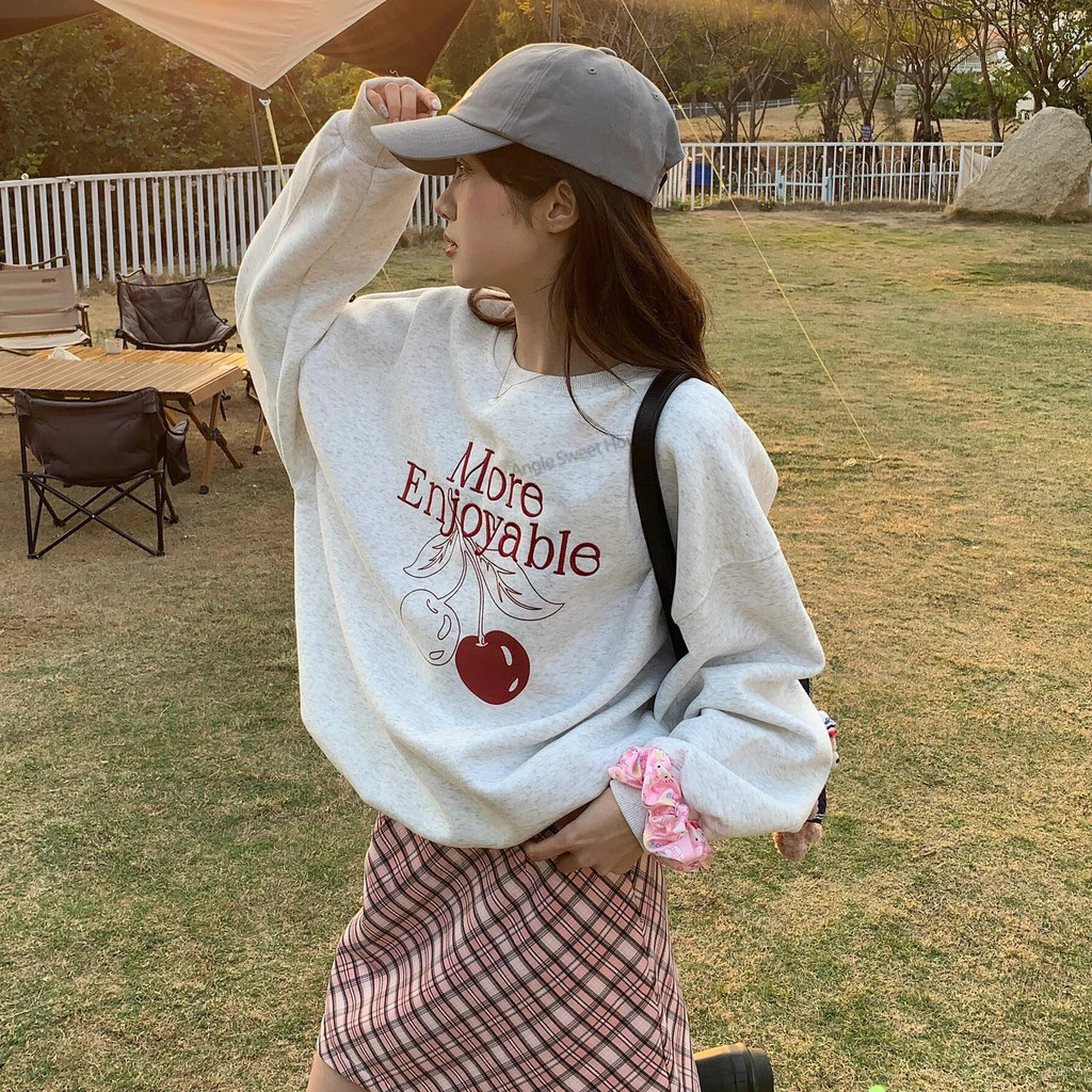 [จัดส่งตลอด 24 ชม.]เสื้อแขนยาว ผู้หญิงเชอร์รี่เสื้อแขนยาวเสื้อสวมหัวหลวมที่เรียบง่ายฤดูใบไม้ร่วงเสื้อลําลอง