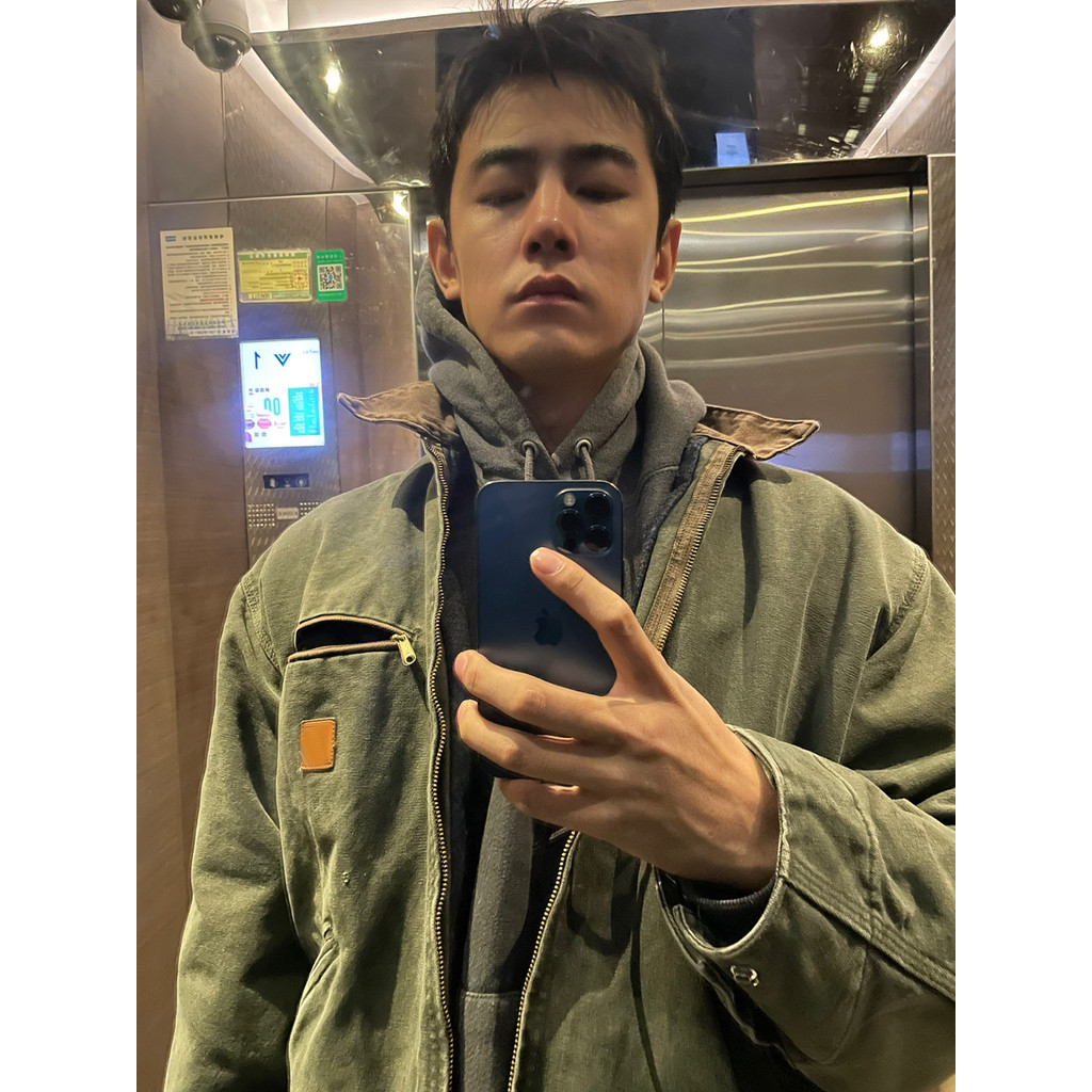 Carhartt J97 Jacket แจ็กเก็ต Cargo สไตล์ STREET WEAR จากดีทรอยต์ แจ็กเก็ตทำสีทรงเรียบหรูสำหรับหนุ่มๆ