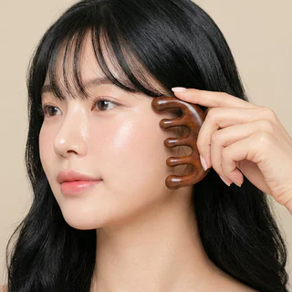 KVY Wooden Scalp Massage Comb หวีไม้นวดศีรษะ เควีวาย สัมผัสผ่อนคลาย ดีไซน์โค้งมนเพื่อสุขภาพที่ดีของหนังศีรษะ.