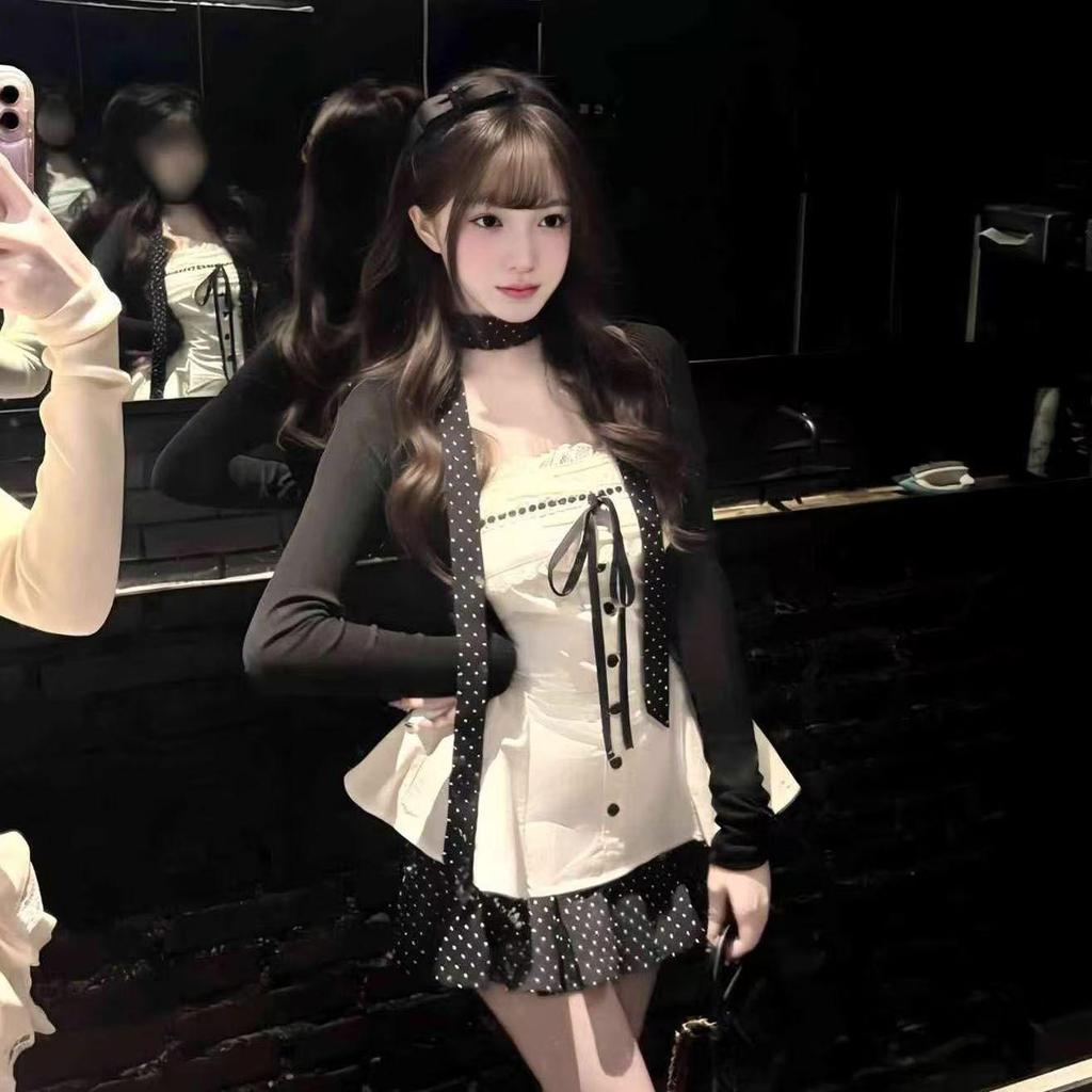 [ส่วนลดเต็มที่] ชุดสามชิ้นเสื้อคาร์ดิแกนวิทยาลัยสไตล์เกาหลีหวานถักโบว์สีดําหลอดด้านบนสลิงด้านบนชุดกระโปรงลายจุด