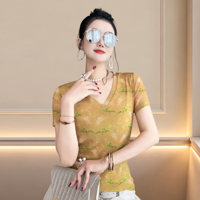 2026 ฤดูร้อนแฟชั่นตาข่ายยืดหยุ่นสูงพิมพ์แขนสั้น V คอ Slim-Fit Slimmer ดูแฟชั่นอินเทรนด์ Real Shot EE