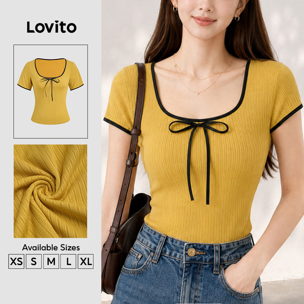 (New Arrival) Lovito เสื้อยืดผู้หญิงลายแจ็คการ์ด สีขมิ้น แขนสั้น คอ U แบบลำลอง ชายผูกด้านหน้า ตัดขอบ