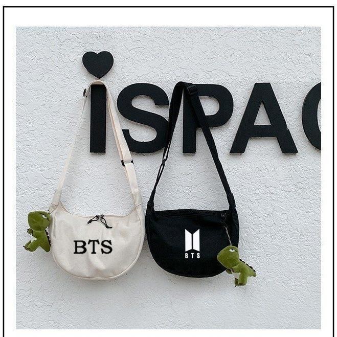 BTS BTS BTS กระเป๋าสนับสนุนสินค้ากระเป๋าผ้าใบกระเป๋าเป้สะพายหลังแฟชั่นลําลองความจุขนาดใหญ่ bt2120260