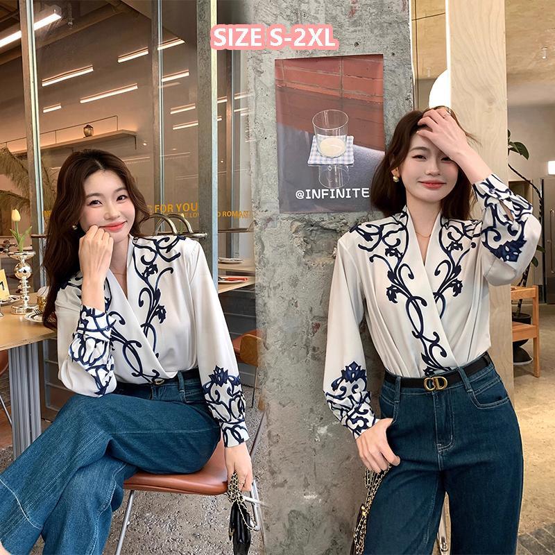 เสื้อแขนยาว ผ้าไหมอิตาลีพรีเมี่ยม สีครีม ทรงคอวีไขว้ด้านหน้า ปลายแขนพิมพ์ลาย แต่งกระดุม ดีเทลพิมพ์ลวดลายไม้สีกรม#99218